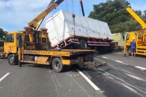 聯結車「子車脫鉤」躺路中!國3大溪路段上班時間塞爆