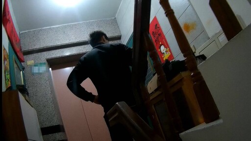 桃園通緝犯逃跑竟得意歡呼 下秒遭警噴辣椒水狼狽落網