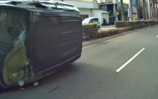 【有片】桃園通緝犯高速逃逸慘翻車 急喊:快救我老婆