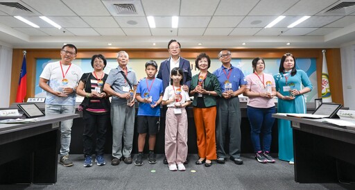 桃市國小女童獲頒孝行獎 為聽障父母推廣手語、捐髮助癌友