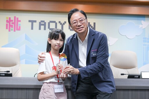 桃市國小女童獲頒孝行獎 為聽障父母推廣手語、捐髮助癌友