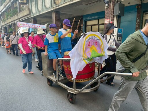 山頂國小歡慶創校60週年 師生踩街熱鬧揭序幕
