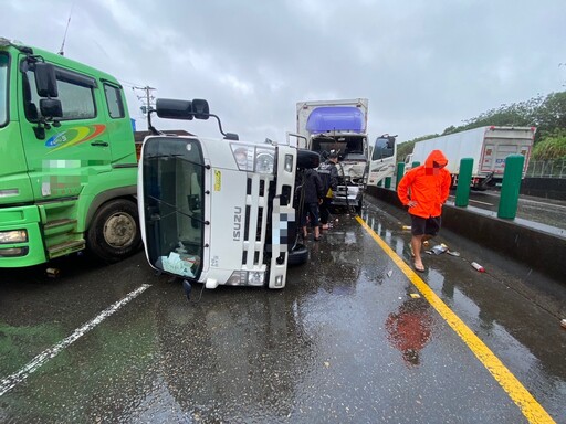 台66楊梅段3車連環撞 貨車當場翻覆