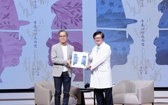 迎接長庚醫院創院50周年 羅大佑捐1000張唱片支持公益活動