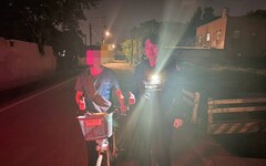 少年誤闖工地身陷泥濘 大園警方深夜引導助脫困