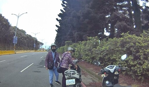 兩婦人遊龜山遇機車沒油拋錨 警即刻協助買油解困