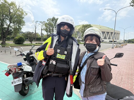 兩婦人遊龜山遇機車沒油拋錨 警即刻協助買油解困