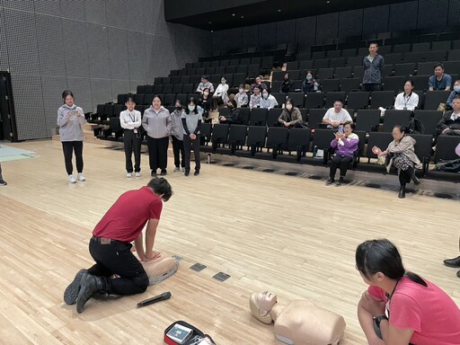 青埔消防分隊前進兒美館授課 志工跪地實作CPR訓練急救能力