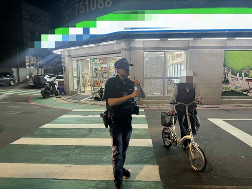 中壢9旬翁深夜牽腳踏車徘徊 警耐心溝通查身分