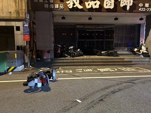 中壢男騎士深夜自撞 5機車、垃圾子車慘遭波及