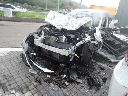 又是楊梅休息站!他開輔助駕駛自撞 5車遭波及3人受傷