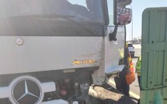 國道中壢段半聯結車爆胎撞內側護欄！1轎車險成夾心餅乾