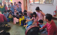 八德茄苳國小學子參訪派出所、消防隊 體驗警消日常掌握安全知識