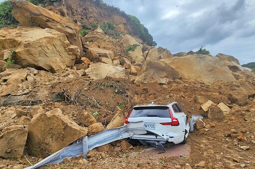【可怕片】基隆潮境公園「恐怖山崩」空拍畫面曝光 9車遭壓土石下方、2人受傷