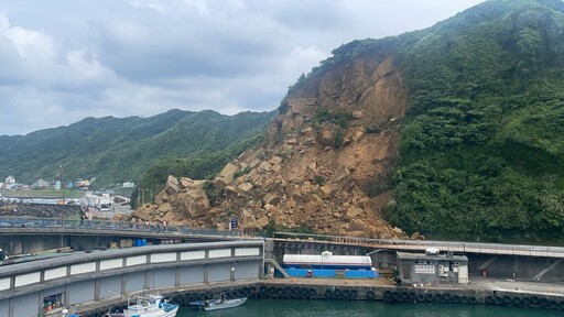 【可怕片】基隆潮境公園「恐怖山崩」空拍畫面曝光 9車遭壓土石下方、2人受傷