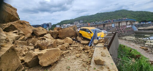 【可怕片】基隆潮境公園「恐怖山崩」空拍畫面曝光 9車遭壓土石下方、2人受傷