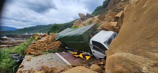 【可怕片】基隆潮境公園「恐怖山崩」空拍畫面曝光 9車遭壓土石下方、2人受傷