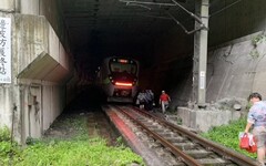 台鐵新自強號撞落石出軌釀9傷 台鐵周六午前搶通