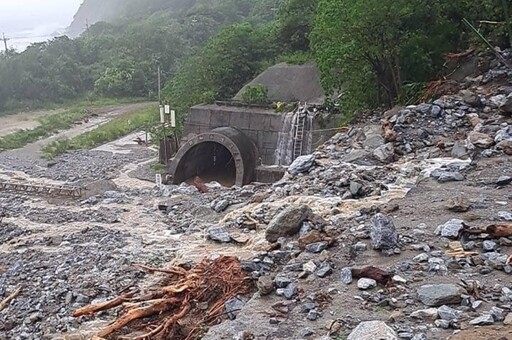 台鐵花蓮段遇土石流鐵軌消失 荖濃溪暴漲明霸克露橋又斷了