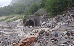 台鐵花蓮段遇土石流鐵軌消失 荖濃溪暴漲明霸克露橋又斷了