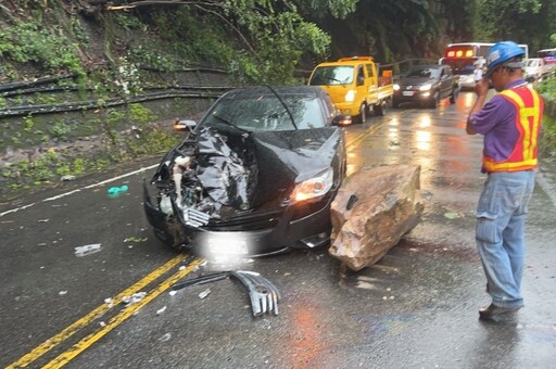 中橫公路白冷路段落石擊中小客車 車頭凹陷慘不忍睹