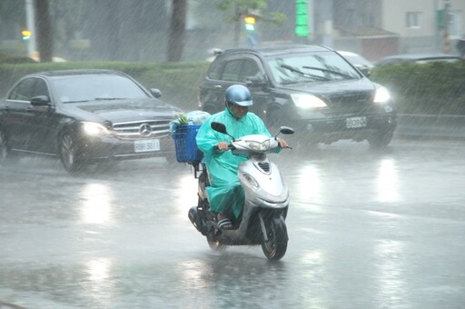 午後暴雨捷運文湖線調整班距 新光摩天大樓廣場舞台倒塌砸2傷