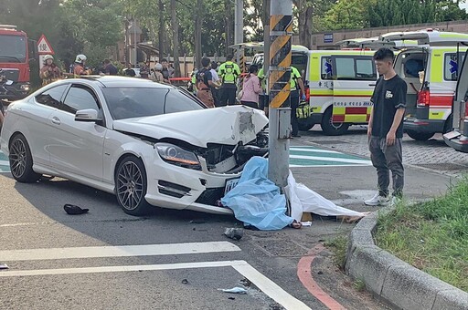 快訊／賓士車竹市虎林國中前闖紅燈暴衝 釀1死5傷慘劇