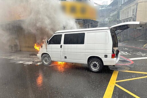 鳳小岳改裝露營車開一開底盤突燃起火 與老婆一起逃下車