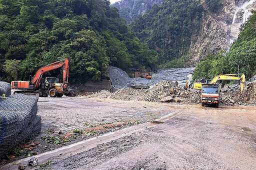 蘇花匯德隧道口遭土石淹沒！驚悚畫面曝光 拚明中午搶通