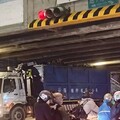 超衰！永和「福和橋」還沒修復完又被撞 今再派技師檢查