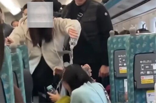 不滿兒子被水潑！媽媽用礦泉水澆頭回敬 目擊乘客：藍衣女是不小心的