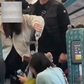 不滿兒子被水潑！媽媽用礦泉水澆頭回敬 目擊乘客：藍衣女是不小心的