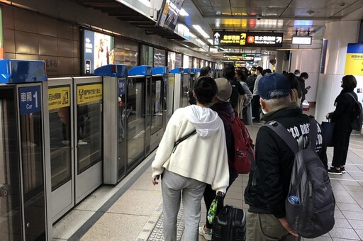 【捷運板南線異常】1300人龍山寺站被迫下車 旅客怒：擠到像跨年