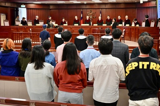 台大法律學院校友、學生連署 「反惡修憲訴法、拒癱瘓憲法法庭」