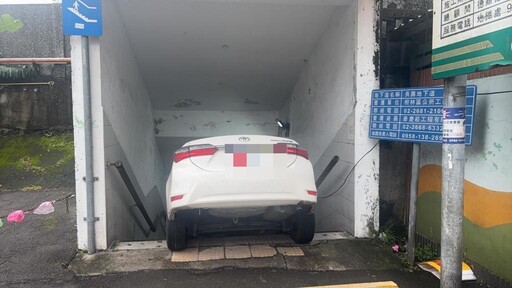 誇張畫面曝光！新北婦開車誤闖地下道「倒頭栽」 求助拖吊又出包再摔一次