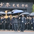 竹聯幫主「么么」黃少岑告別式千人送行 400警力荷槍實彈待命