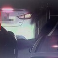 【有片】活膩了？高雄男坐汽車引擎蓋爽「兜風」 車主恐須付出高額代價