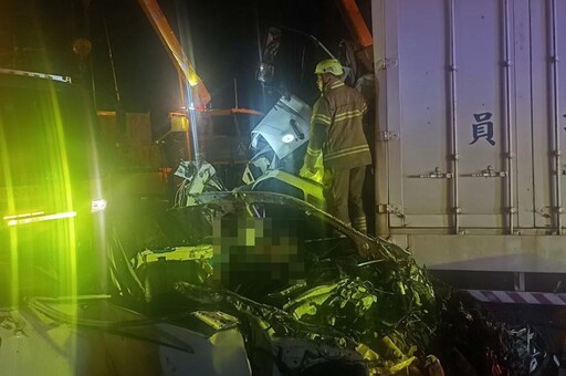 國道深夜5車連環撞 小客車遭「包夾」女駕駛當場身亡