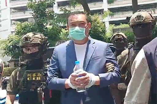 【有片】假釋期間涉「買兇殺人、賭博、洗錢」 威震董座遭撤銷假釋上銬畫面曝光