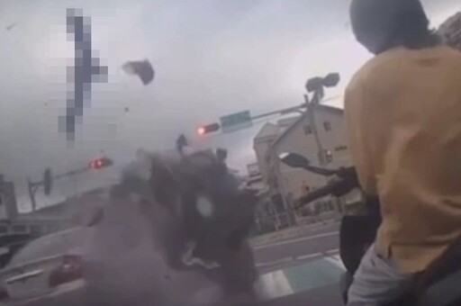 【三峽車禍】畫面曝光!汽車紅燈直衝 騎士人車被剷平、學生拋飛落地