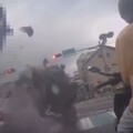 【三峽車禍】畫面曝光！汽車紅燈直衝 騎士人車被剷平、學生拋飛落地