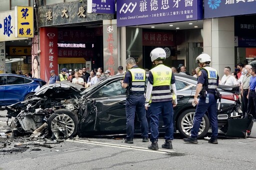 【有片】扯!78歲翁「從沒考過駕照」 開車暴衝闖紅燈撞4車釀8傷
