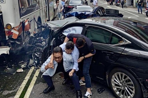 老翁無照駕車釀8傷 身分竟是貿易公司董座、資本額近2億