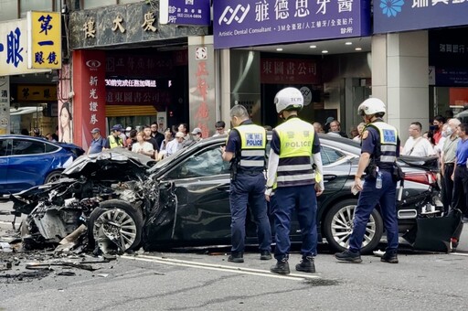 老翁無照駕車暴衝釀8傷 妻稱:台灣駕照太難考沒去考