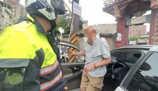 68歲老翁「走路狂抖」還開車 警方攔查後發現駕照早已註銷