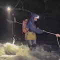 【有片】4山友挑戰干卓萬山卻遇溪水暴漲受困 警方冒險拉繩救援畫面曝光