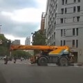 【有片】北市大安區老翁開吊車輾斃18歲女學生 母親悲喊：她當下是多麽痛苦
