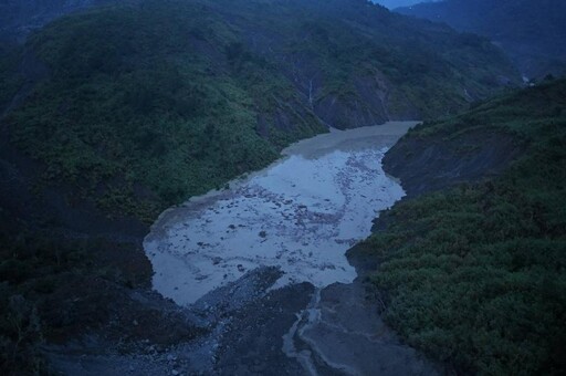 落石堵塞小溪變堰塞湖 豪雨潰堤在即南投竹山急撤居民