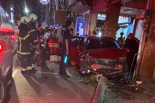 【有片】高雄醉婦失控狂撞3車、電線桿 事後躲警半小時才下車