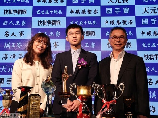 海峰棋院九合一聯合頒獎暨新科職棋授證典禮：許皓鋐獲年度MVP！林文伯董事長盼2025年台灣圍棋更上一層樓！